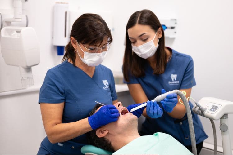 Tannleger ved Sanner Tannklinikk i Oslo utfører akutt tannbehandling på en pasient