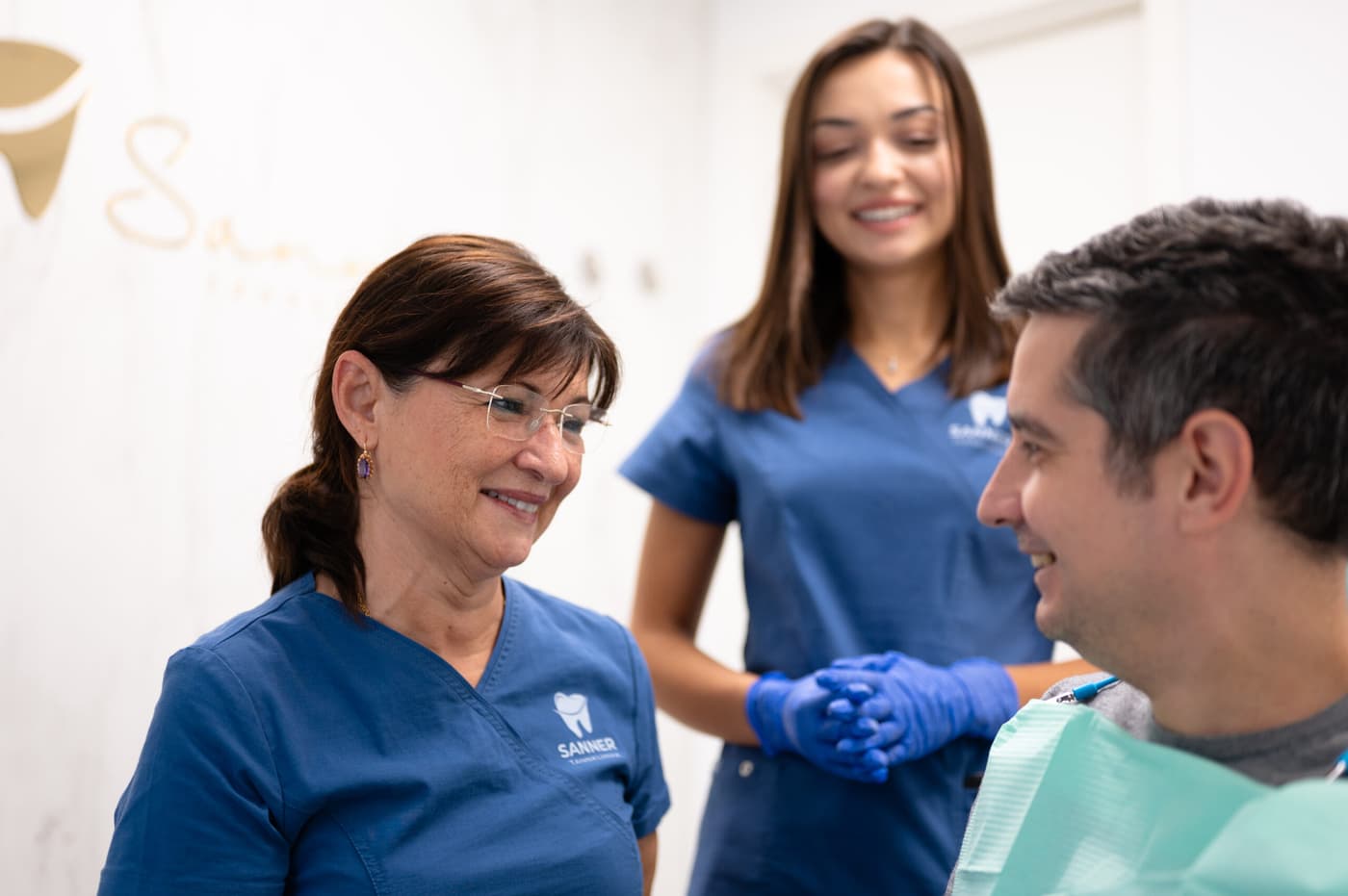 Pasient spør tannlege spørsmål under første konsultasjon i Oslo