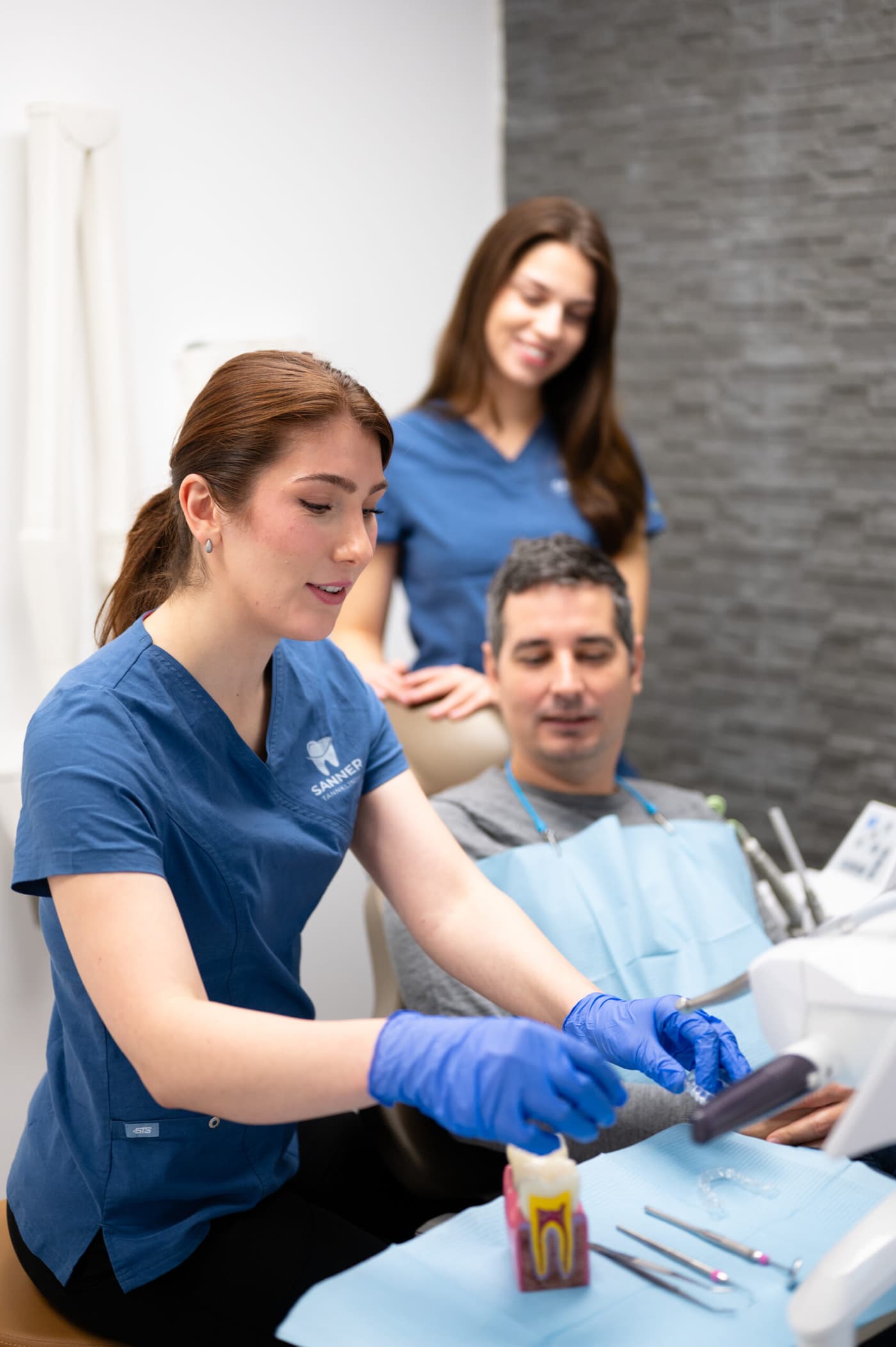 Pasient i tannlegestol hos Sanner Tannklinikk i Oslo klar for undersøkelse