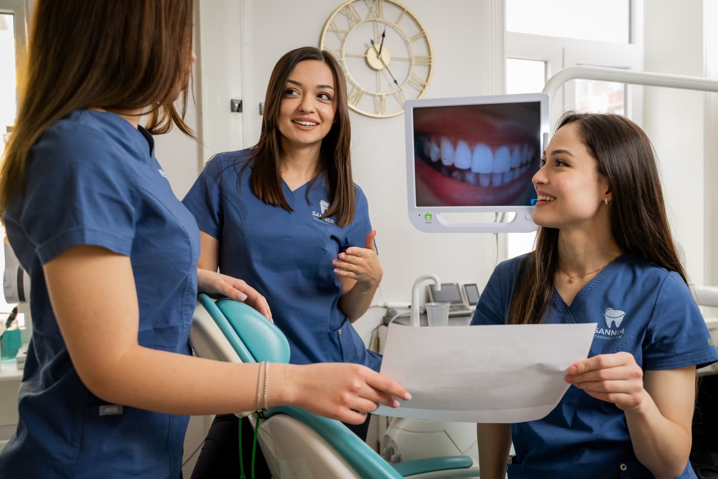 English speaking dentist in Oslo welcoming a patient at Sanner Tannklinikk